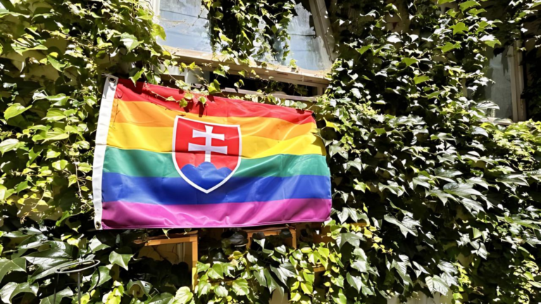 Heraldik: Vloženie štátneho znaku na vlajku LGBTI+ hnutia je určite nevhodné a nesprávne