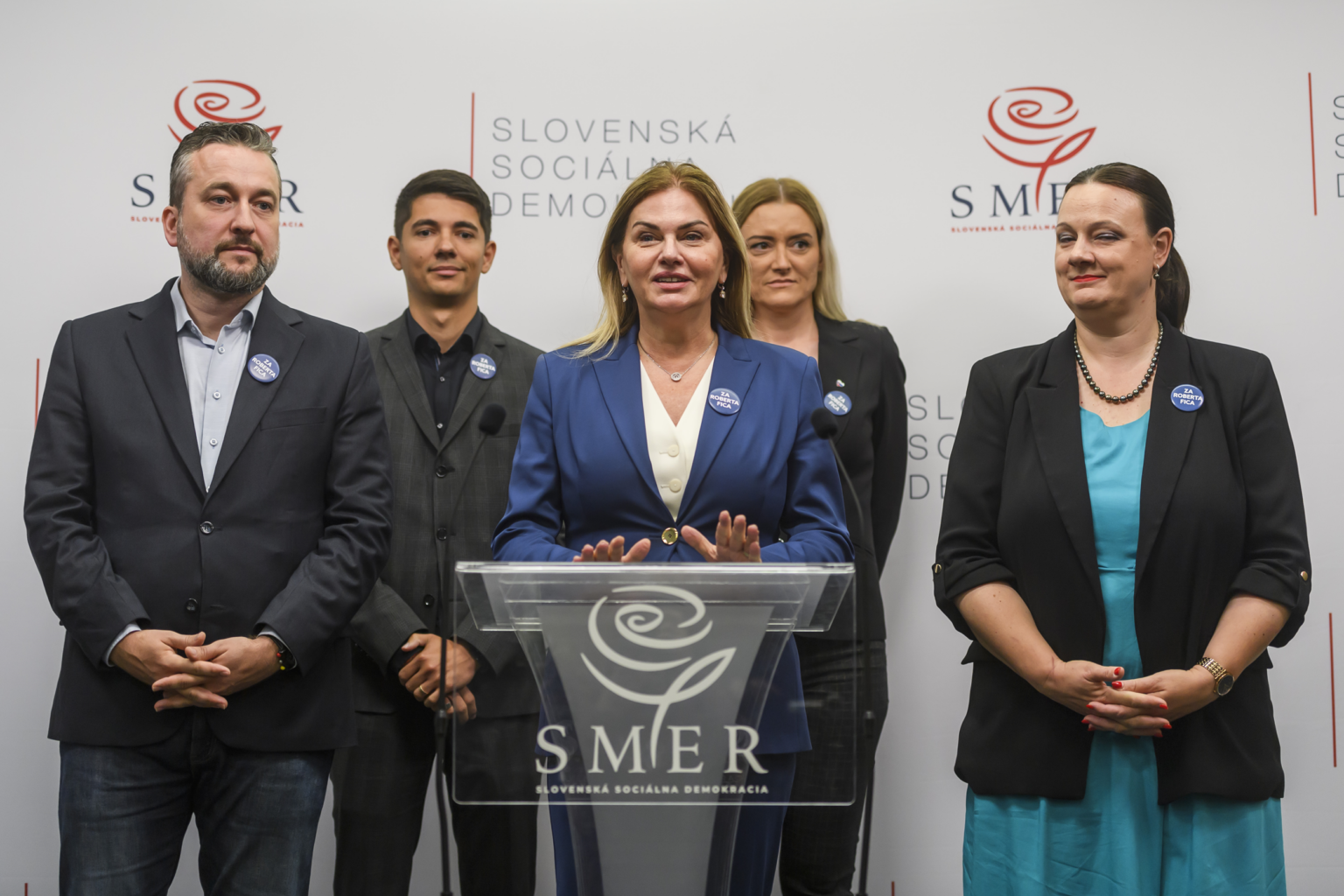 Na snímke zvolení europoslanci, zľava Ľuboš Blaha, Erik Kaliňák, Monika Beňová, Judita Laššáková a Katarína Roth Neveďalová počas tlačovej konferencie strany Smer-SD k výsledkom volieb do Európskeho parlamentu 2024 v Bratislave 10. júna 2024. Foto: Jaroslav Novák/TASR