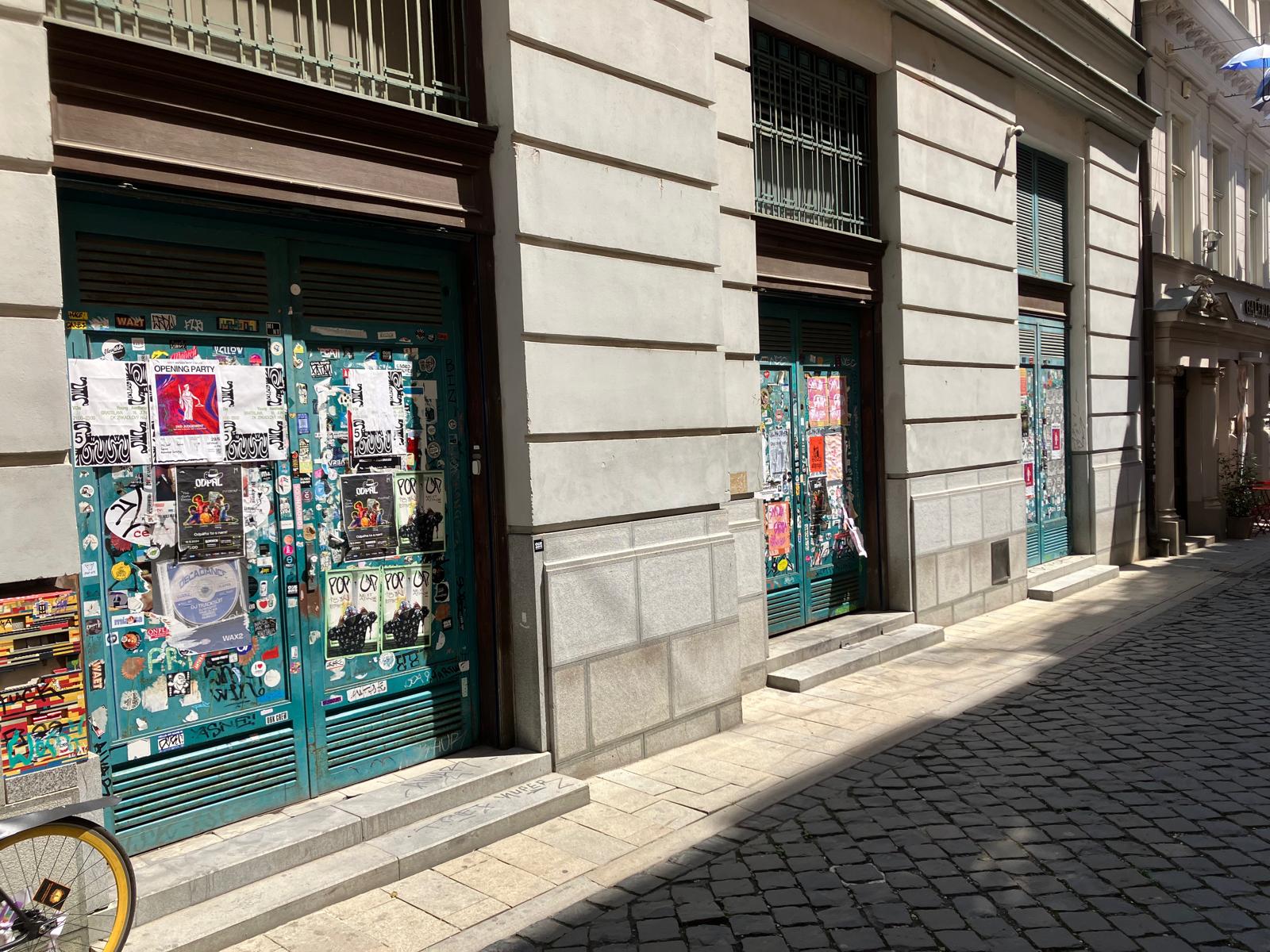 Slová primátora Valla sa nenaplnili. Plagáty po stenách z Bratislavy nezmizli