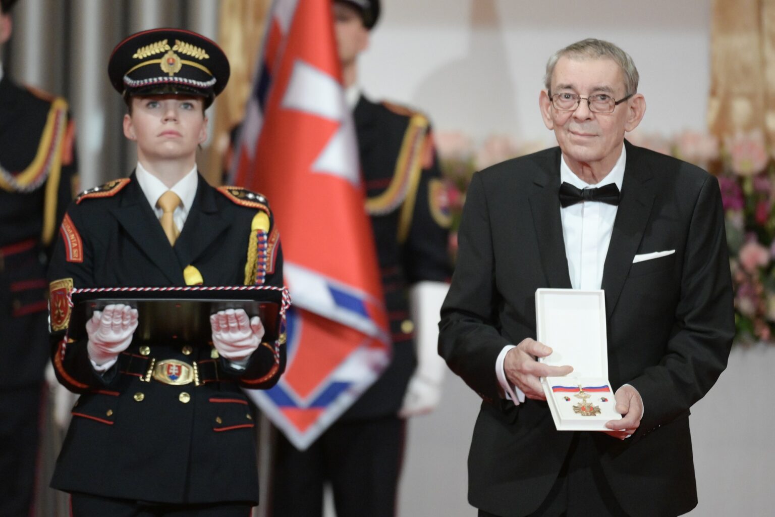 Na snímke režisér Blahoslav Uhlár si preberá Rad Ľudovíta Štúra III. triedy za mimoriadne zásluhy o rozvoj Slovenskej republiky v oblasti kultúry a umenia 14. januára 2024. Foto: Profimedia.sk