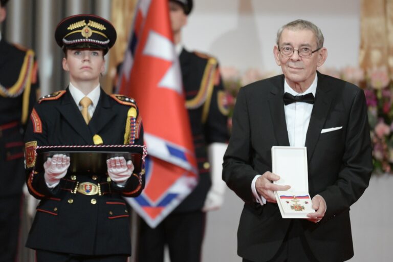 Na snímke režisér Blahoslav Uhlár si preberá Rad Ľudovíta Štúra III. triedy za mimoriadne zásluhy o rozvoj Slovenskej republiky v oblasti kultúry a umenia 14. januára 2024. Foto: Profimedia.sk