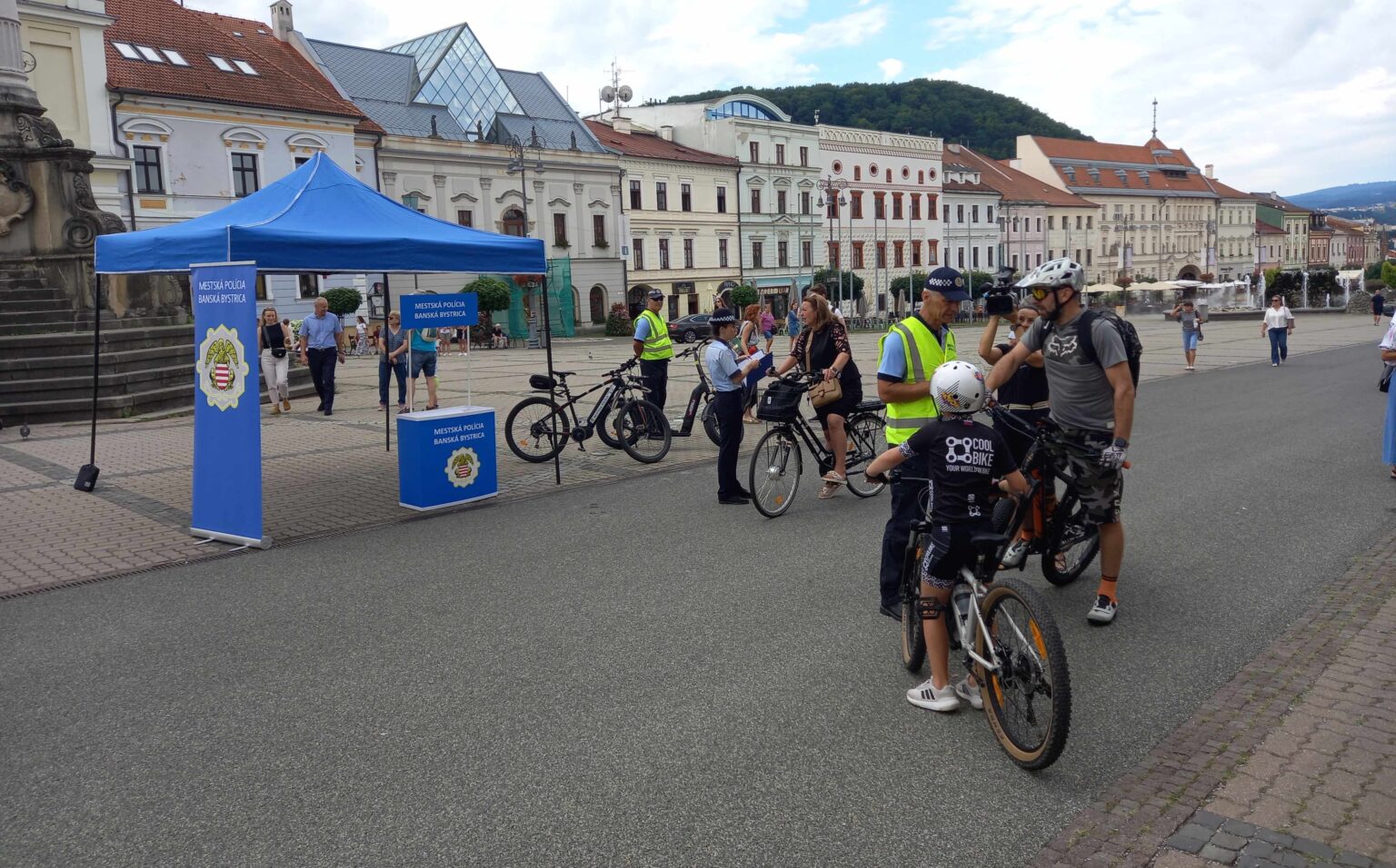 Mestská polícia v týchto dňoch pokračuje v osvetovej kampani v ktorej pripomína, že cyklisti či kolobežkári sú na pešej zóne stále len hosťami. Foto: Mário Kaprálik
