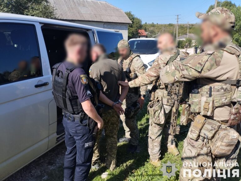 Muž vo vojenskej uniforme v Ternopoľskom kraji na Ukrajine zastrelil dvoch ľudí, troch zranil