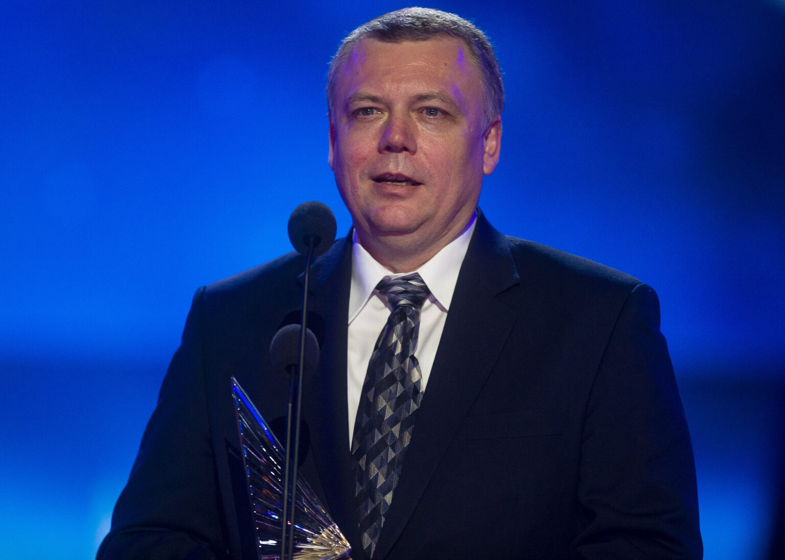 Radoslav Danilák, zakladateľ Tachyum, preberá ocenenie Krištálové krídlo. Foto: Jakub Kotian/TASR 
