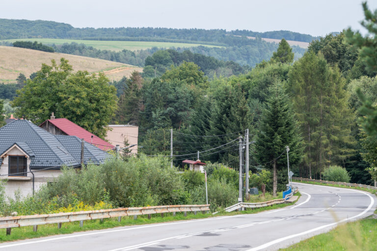 Zlodeji káblov zanechali v lesoch na východe kilometre rýh, ktoré nemá kto zasypať