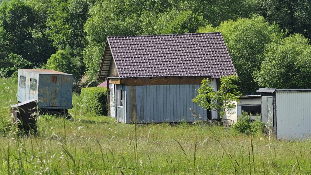 Stará unimobunka pod novou strechou na brehu priehrady Ľuboreč. Foto: Branislav Caban