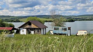 Okolie jednej z najkrajších vodných plôch na strednom Slovensku hyzdia nelegálne objekty
