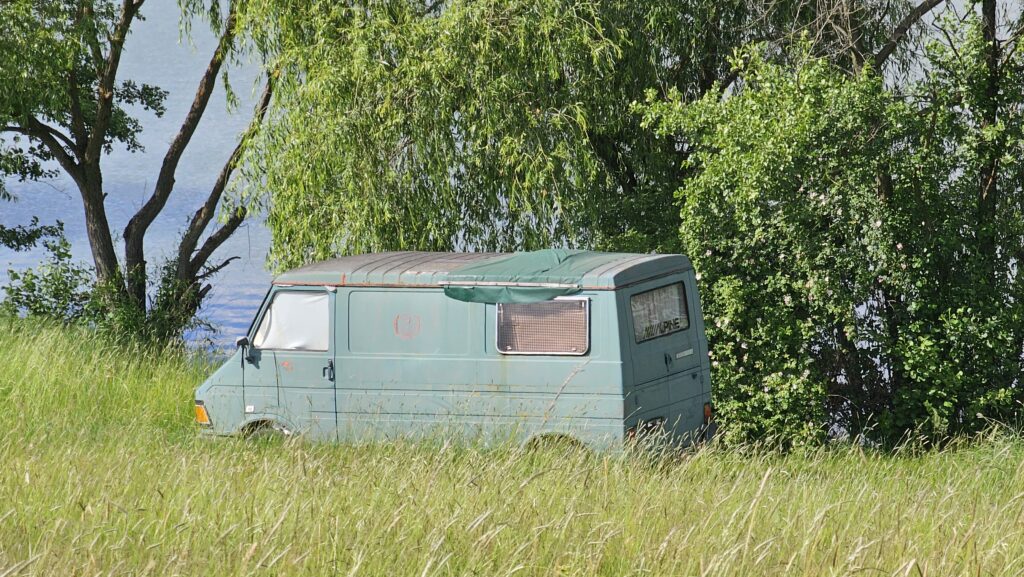 Dodávka na brehu priehrady Ľuboreč. Foto: Branislav Caban