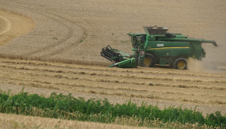 Slovenskí poľnohospodári začali žatvu, úrody budú priemerné