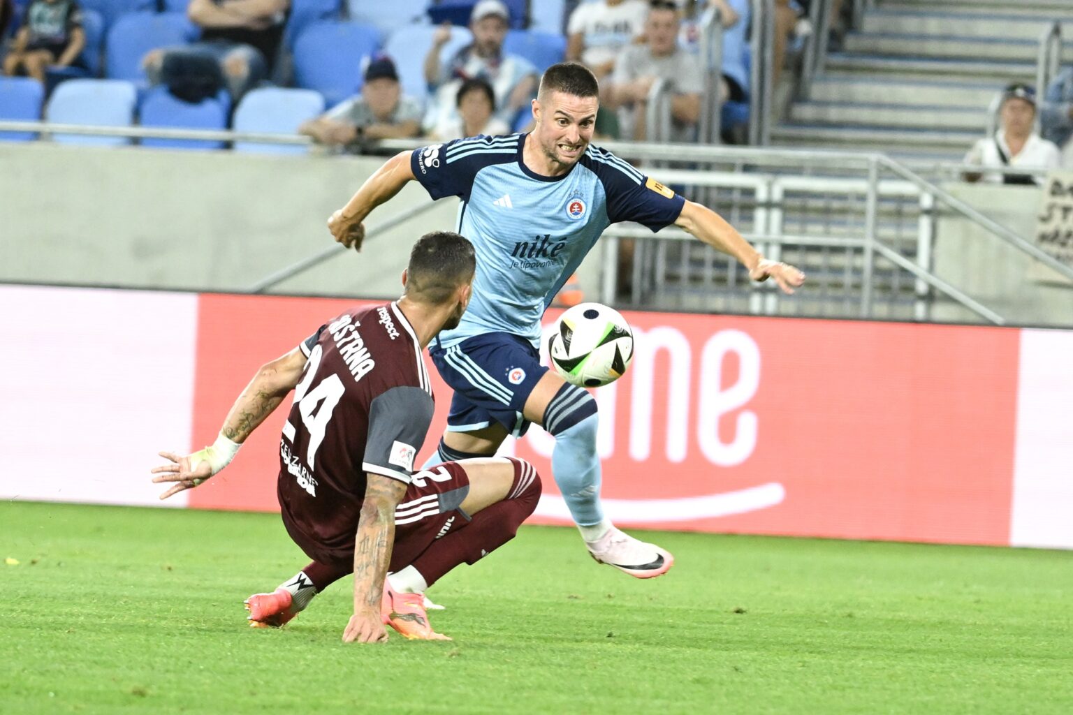 Róbert Mak (Slovan) a vľavo Kristián Koštrna (Podbrezová) počas zápasu 2. kola futbalovej Niké ligy. Foto: Pavel Neubauer/TASR 
