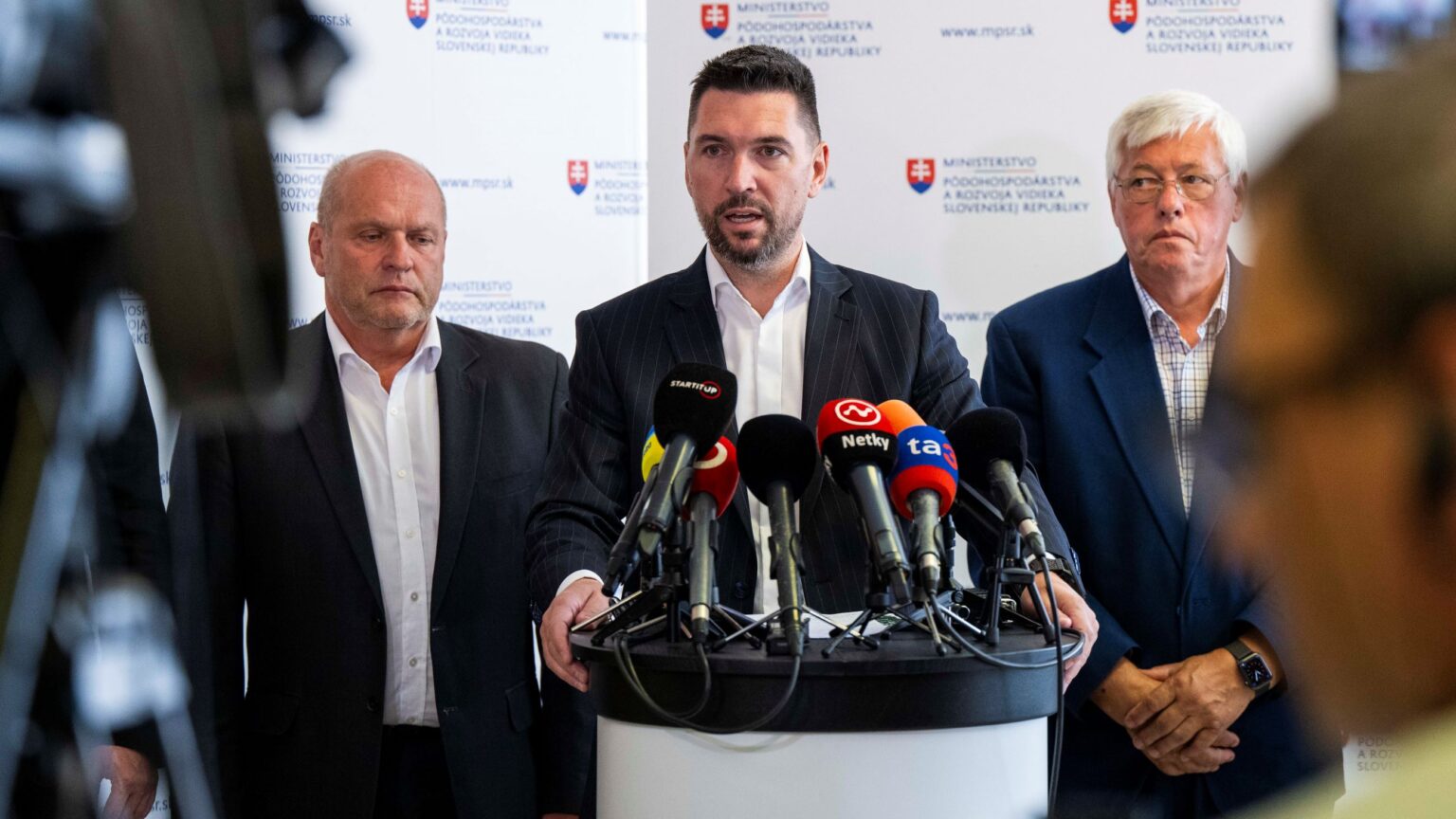 Na snímke zľava podpredseda Slovenskej poľnohospodárskej a potravinárskej komory (SPPK) Miroslav Števček, minister pôdohospodárstva a rozvoja vidieka SR Richard Takáč (Smer-SD) a prezident Ovocinárskej únie Marián Varga počas tlačovej konferencie na tému - Aktuálne opatrenia ministerstva v súvislosti so snahou zabrániť prepadnutiu desiatok miliónov eur pre poľnohospodárov 5. augusta 2024 v Bratislave. Foto: Jakub Kotian/TASR