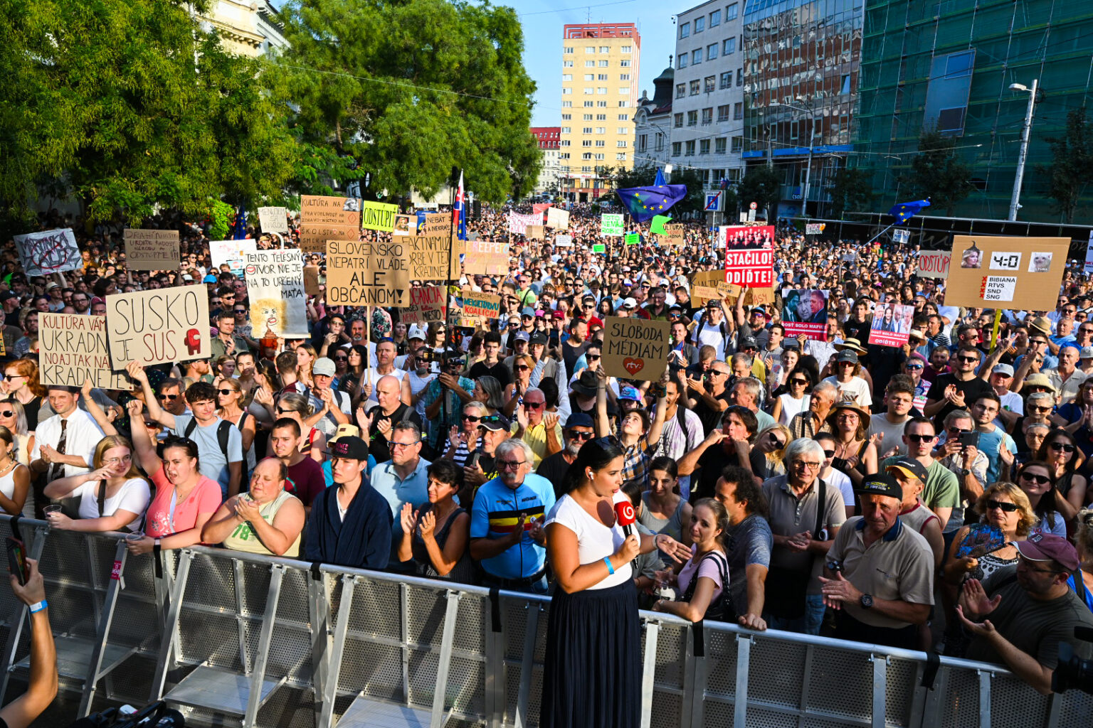 Účastníci protestného zhromaždenia, ktoré zorganizovali Progresívne Slovensko a Sloboda a solidarita proti ministerke kultúry Martine Šimkovičovej a ministrovi spravodlivosti Borisovi Suskovi na Námestí SNP v Bratislave v utorok 13. augusta 2024. Foto: Jakub Kotian/TASR   