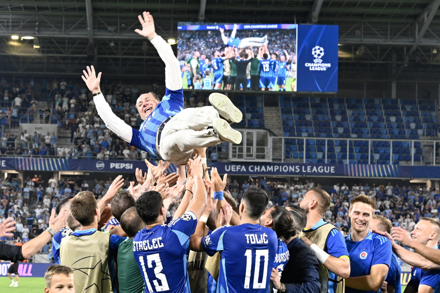Hráči Slovana Bratislava a ich tréner Vladimír Weiss sa tešia z historického postupu do skupinovej fázy Ligy majstrov. Foto: Pavel Neubauer/TASR