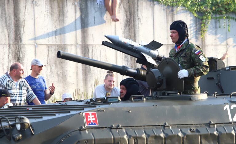 Akcie obranných firiem dosahujú rekordné hodnoty