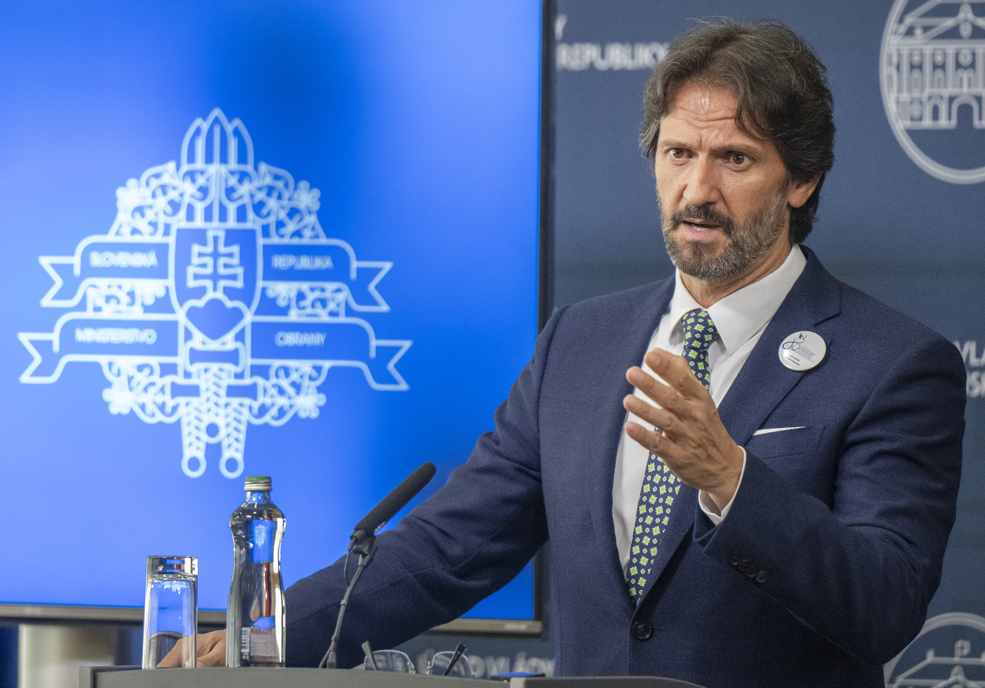 Kaliňák chce sprístupniť armádne zálohy pre všetkých. Šimečka nevylúčil podporu