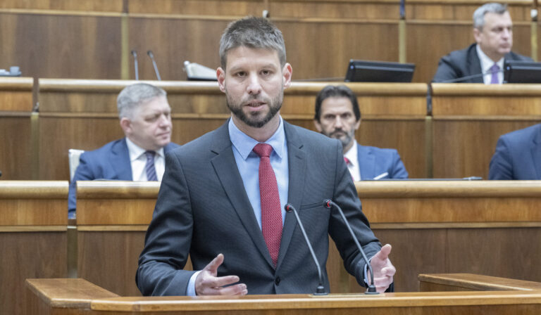 Huliak a Gašpar už podali návrh na odvolanie Šimečku