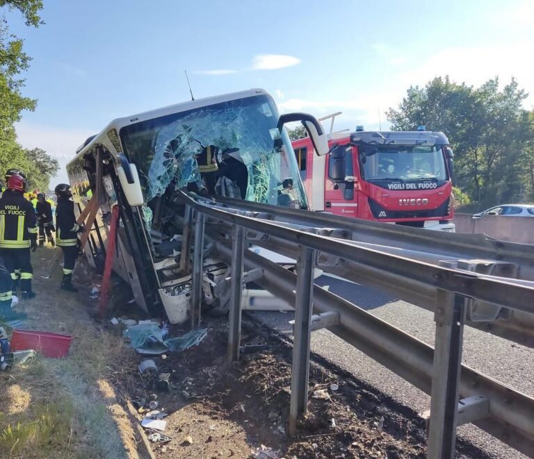 Pri nehode turistického autobusu v Taliansku zahynula jedna osoba a 15 sa zranilo