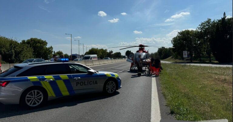 Motocyklista sa na diaľnici zrazil s uvoľneným strešným stanom, privolali aj vrtuľník