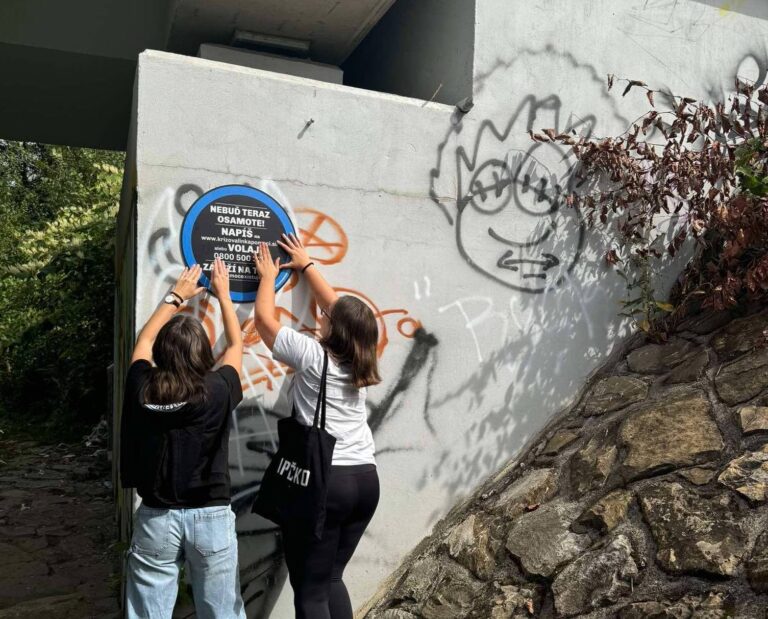 V Trenčíne sa bojuje za záchranu životov. V okolí železníc rozmiestnili tabuľky nádeje