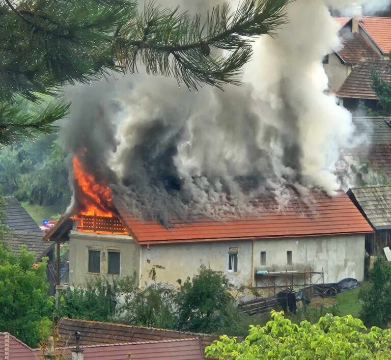 Na Liptove po údere blesku horel dom, škody sú fatálne