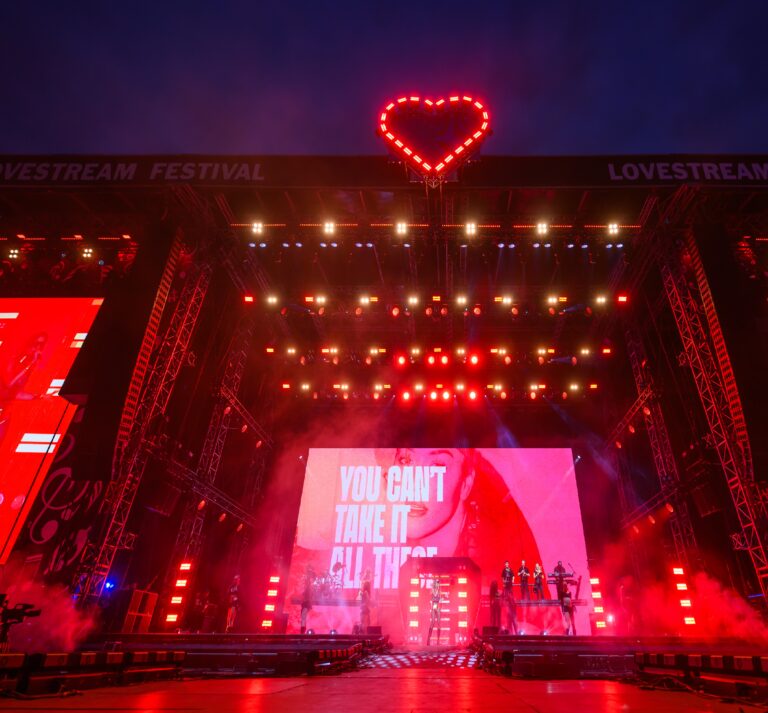 Bratislavský festival Lovestream pre blížiacu sa búrku na hodinu prerušili