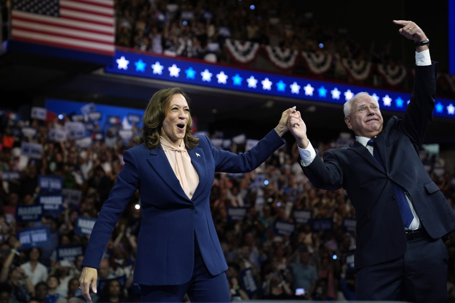 Demokratická kandidátka na prezidentku Kamala Harrisová a jej kandidát na viceprezidenta, guvernér Minnesoty Tim Walz reční na predvolebnom zhromaždení vo Filadelfii v utorok 6. augusta 2024. Foto: TASR/AP