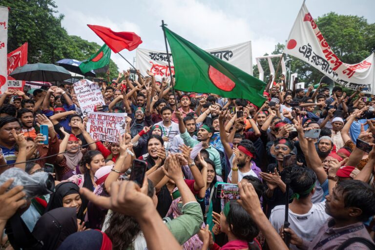 Bangladéš očakáva vytvorenie novej vlády, veliteľ armády sa stretne so študentmi