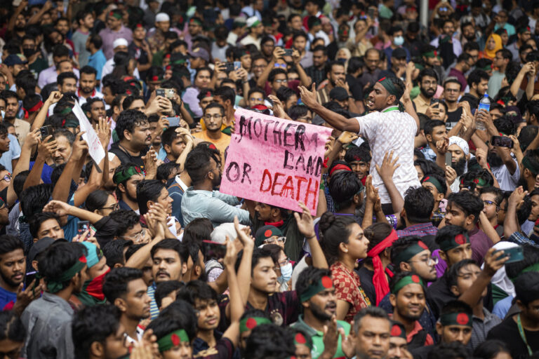 Pri násilných protivládnych protestoch v Bangladéši zahynulo najmenej osem ľudí