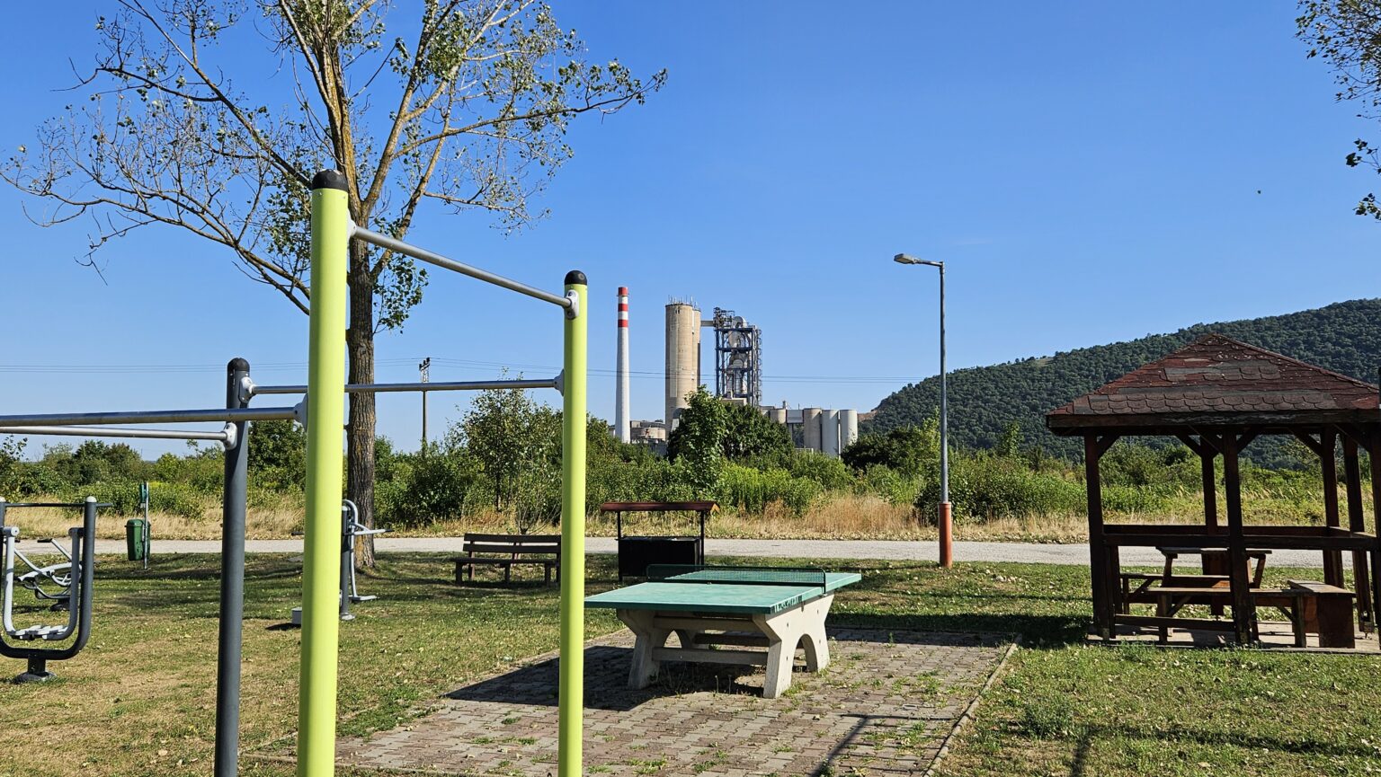 Cementáreň je vzdialená zhruba 600 metrov od južnej časti obce Dvorníky Včeláre. Foto: Redakcia