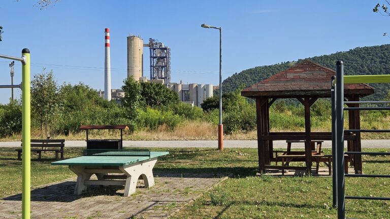 Cementáreň je vzdialená zhruba 600 metrov od detského ihriska v obci Dvorníky Včeláre. Foto: Boris Macko