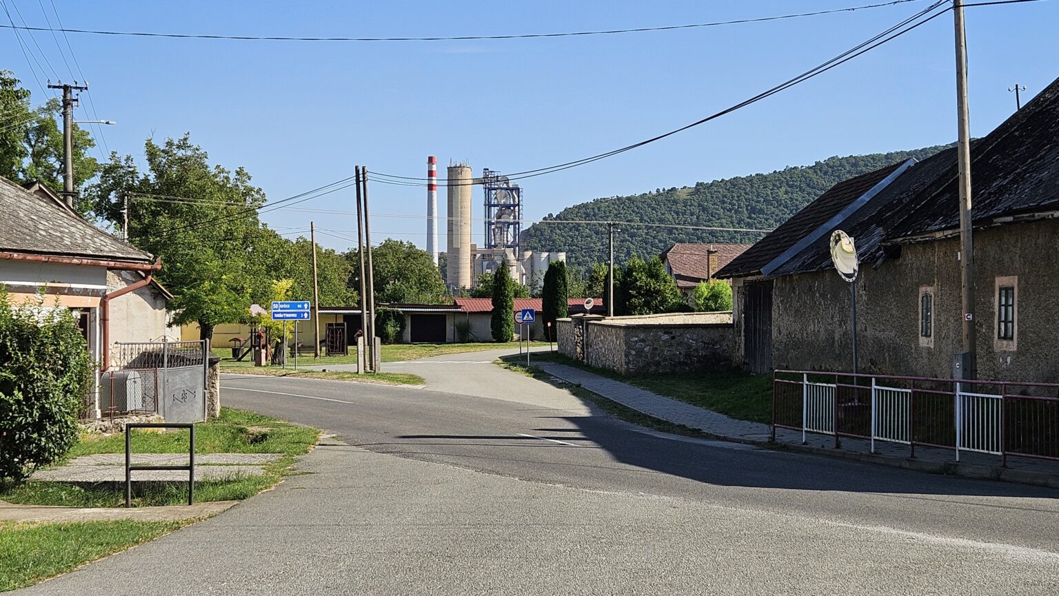 Cementáreň je vzdialená zhruba 500 metrov od južnej časti obce Dvorníky Včeláre. Foto: Boris Macko