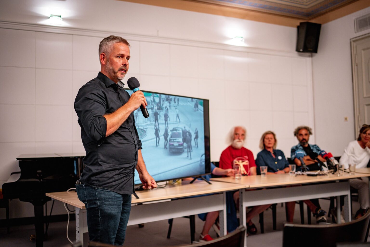 Na snímke víťaz hlavnej ceny Grand Prix 2024 trinásteho ročníka Slovak Press Photo profesionálny fotograf Radovan Stoklasa. Foto: Damián König/Štandard