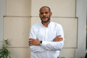 Po vypuknutí vojny v Sudáne utiekol na Slovensko. Samir si našu krajinu nevybral náhodou