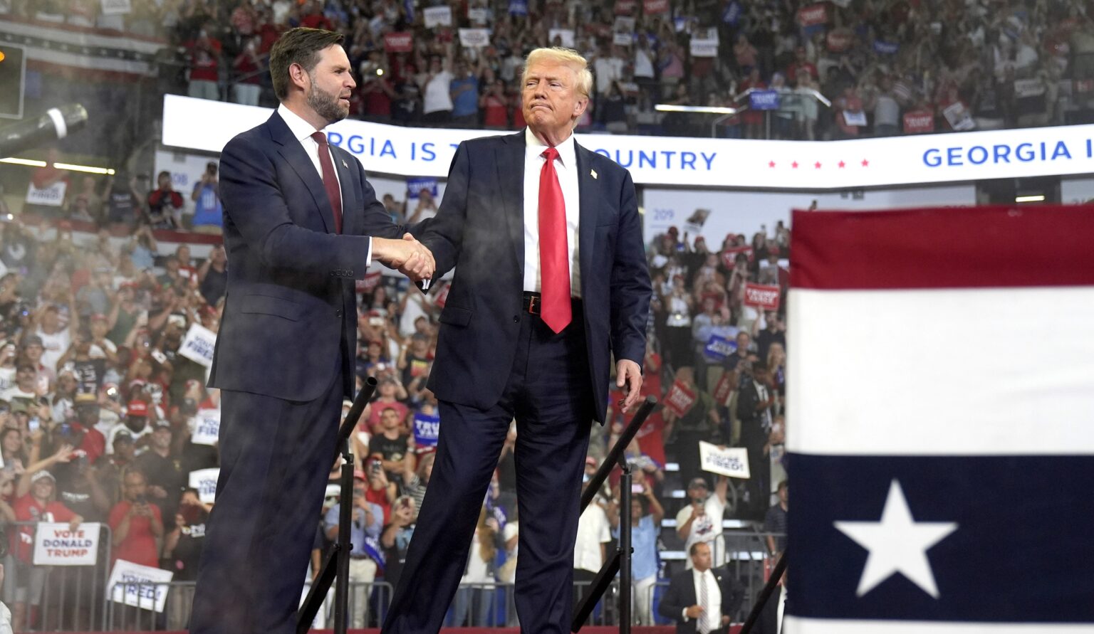 Republikánsky kandidát na viceprezidenta JD Vance víta kandidáta na prezidenta Donalda Trumpa počas predvolebného zhromaždenia na Štátnej univerzite v Georgii v Atlante v sobotu 3. augusta 2024. Foto: TASR/AP
