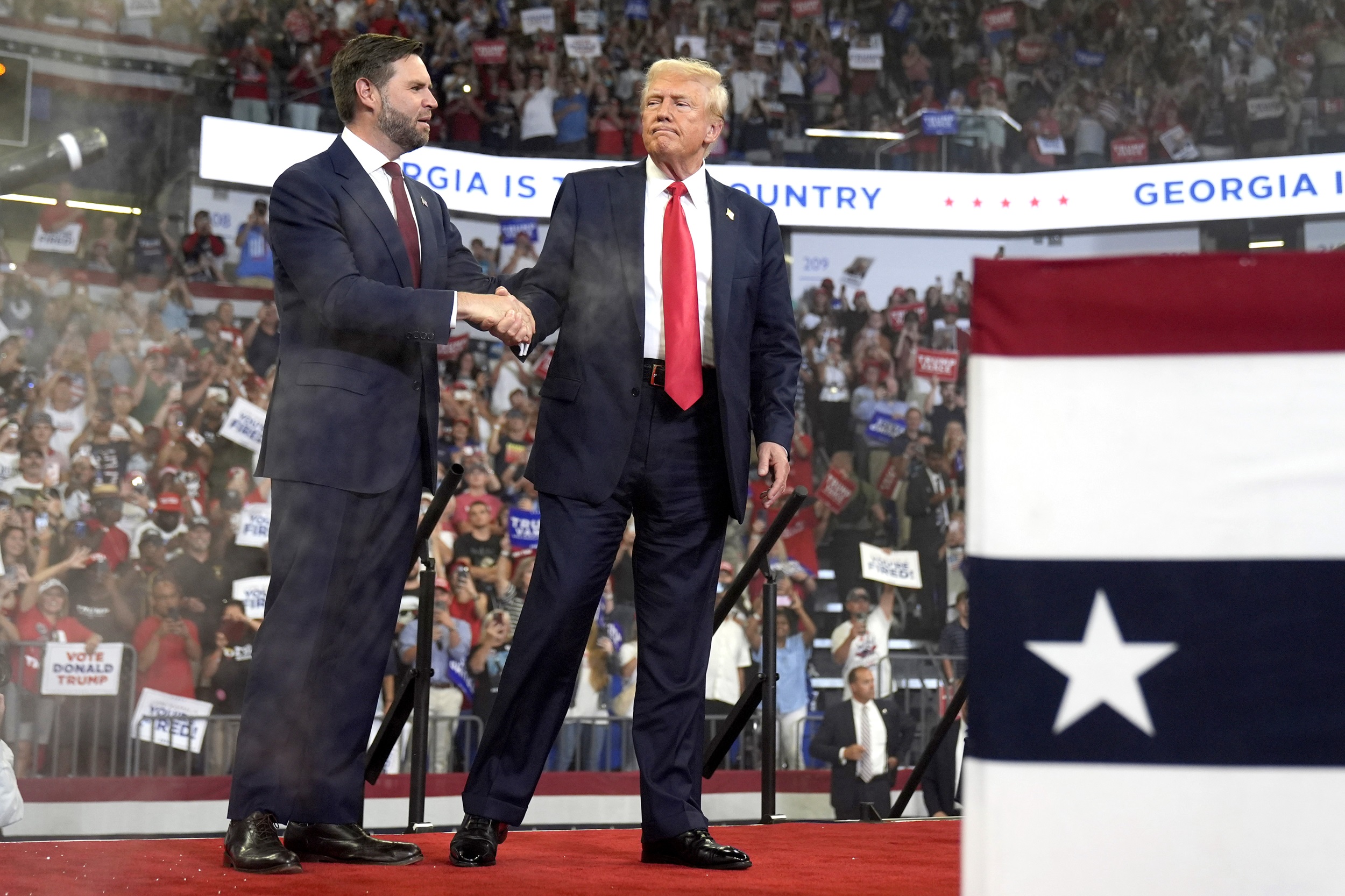 Čínski hackeri sa zamerali na mobily dôležitých postáv volieb v USA