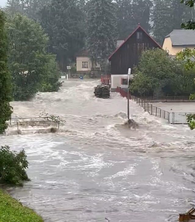 Južné Čechy zasiahli silné búrky s prívalovými dažďami, situácia je vážna