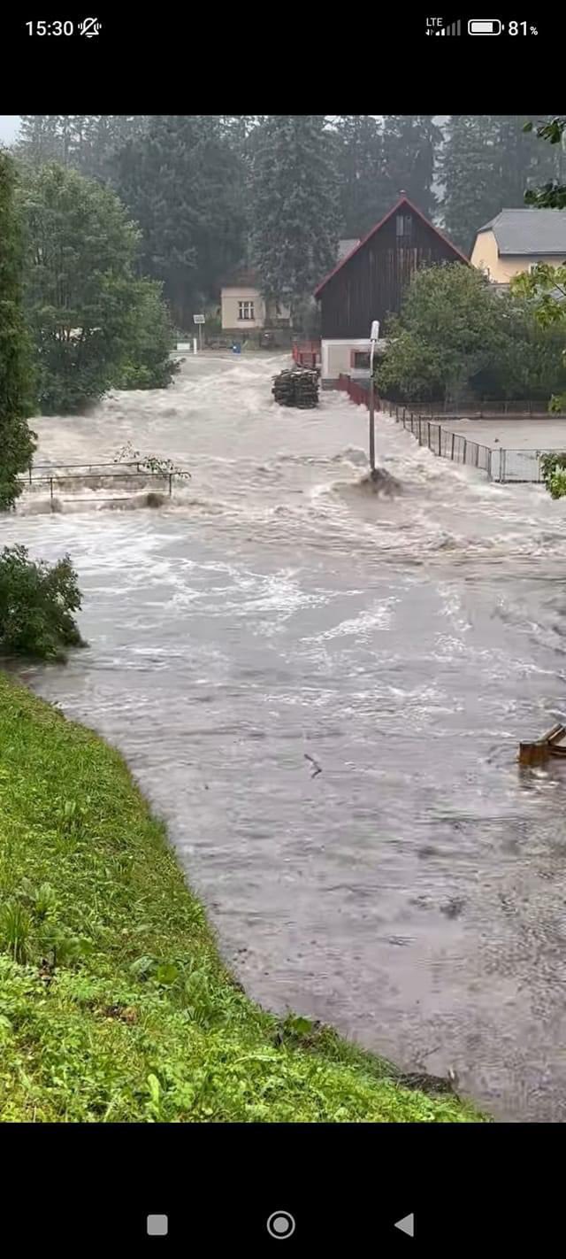 Južné Čechy zasiahli silné búrky s prívalovými dažďami, situácia je vážna