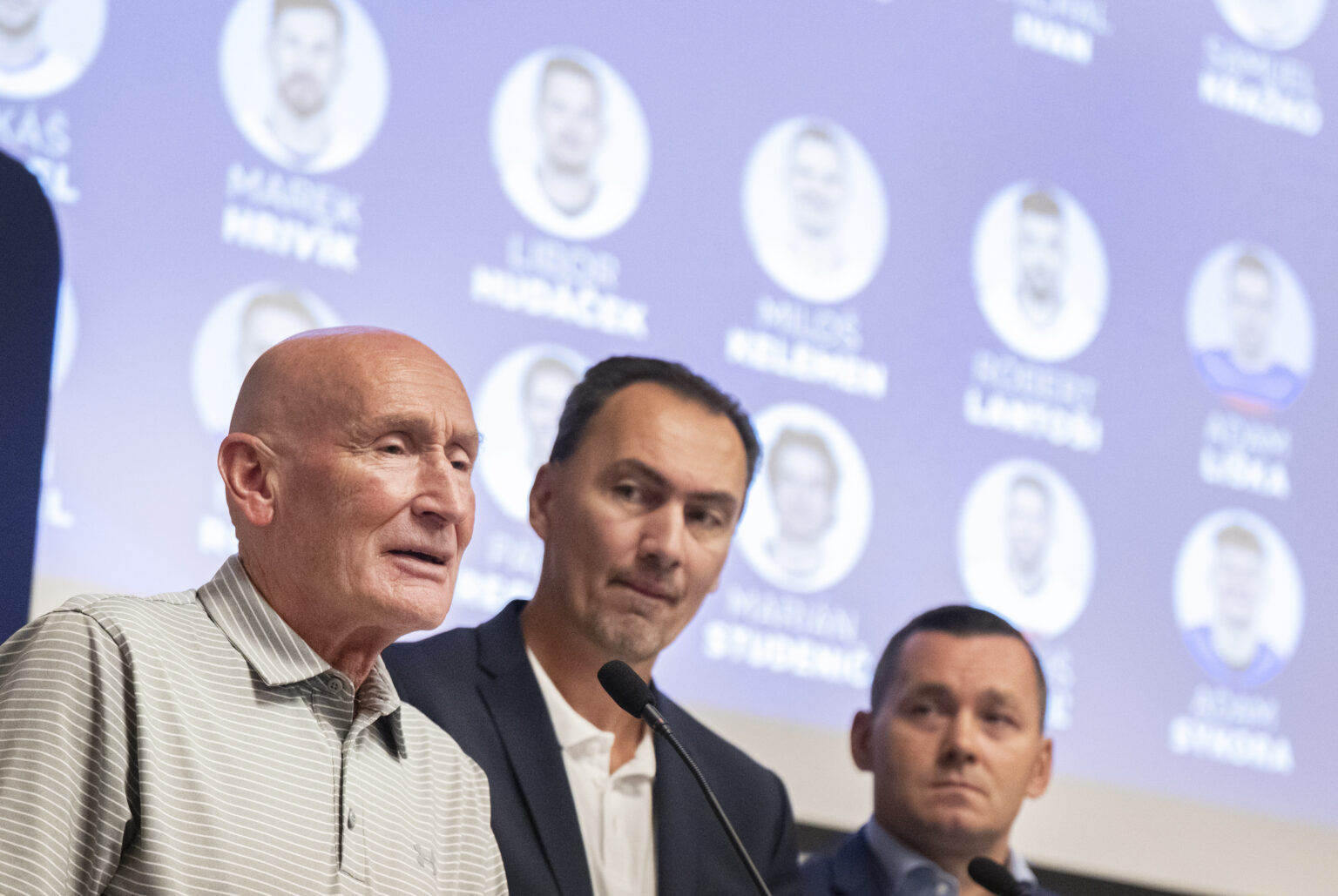 Tréner slovenských hokejistov Craig Ramsay, prezident SZĽH Miroslav Šatan a generálny sekretár SZĽH Miroslav Lažo počas tlačovej konferencie k nominácii SR na finálový turnaj o postup na zimné olympijské hry 2026. Foto: TASR/Martin Baumann