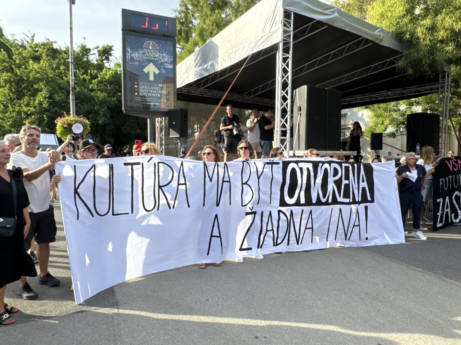 Protestujúci pochodujú smerom na Námestie SNP. Foto: Štandard / Ladislav Holý