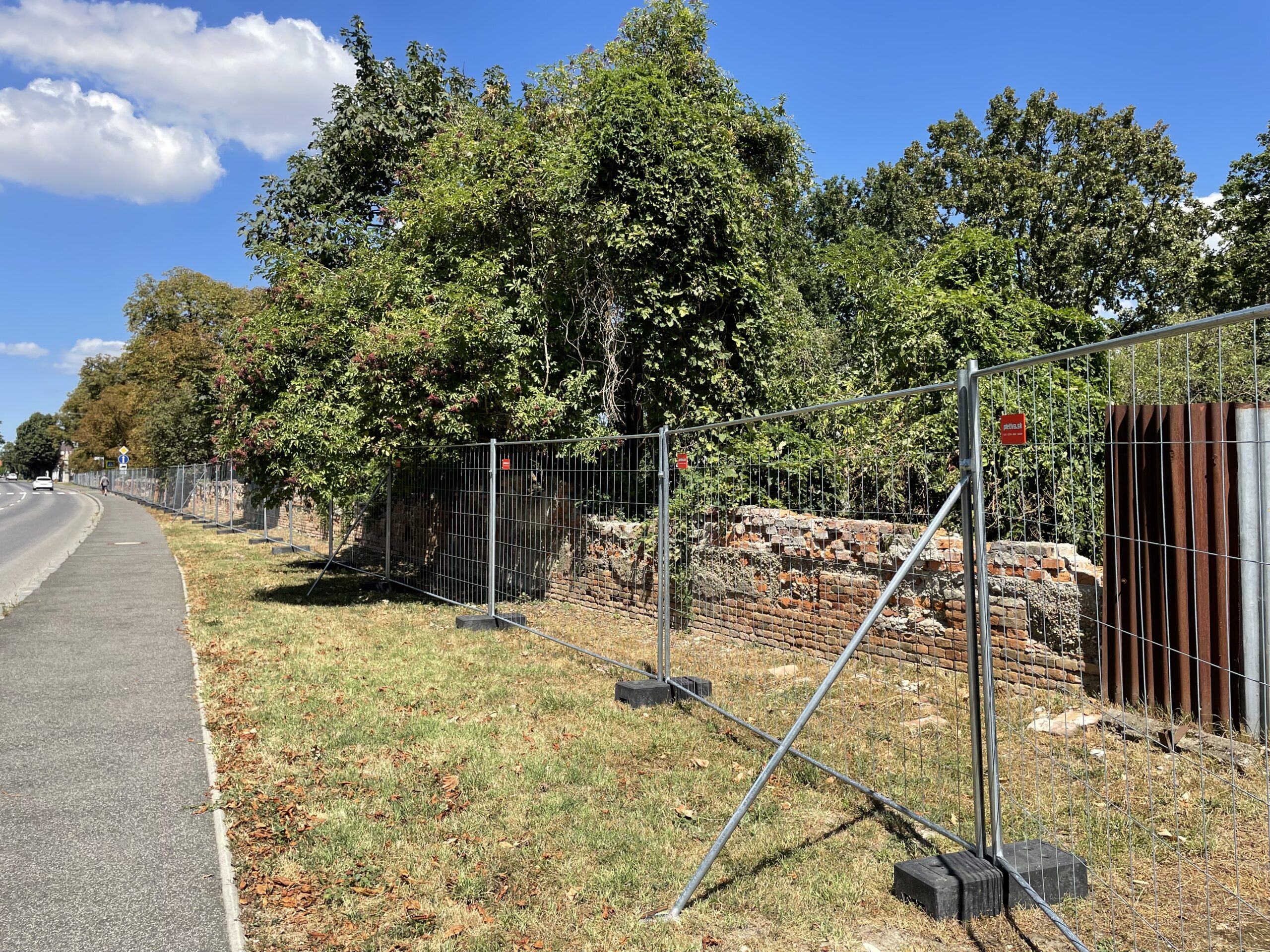 Drôtený plot okolo parku v Rusovciach