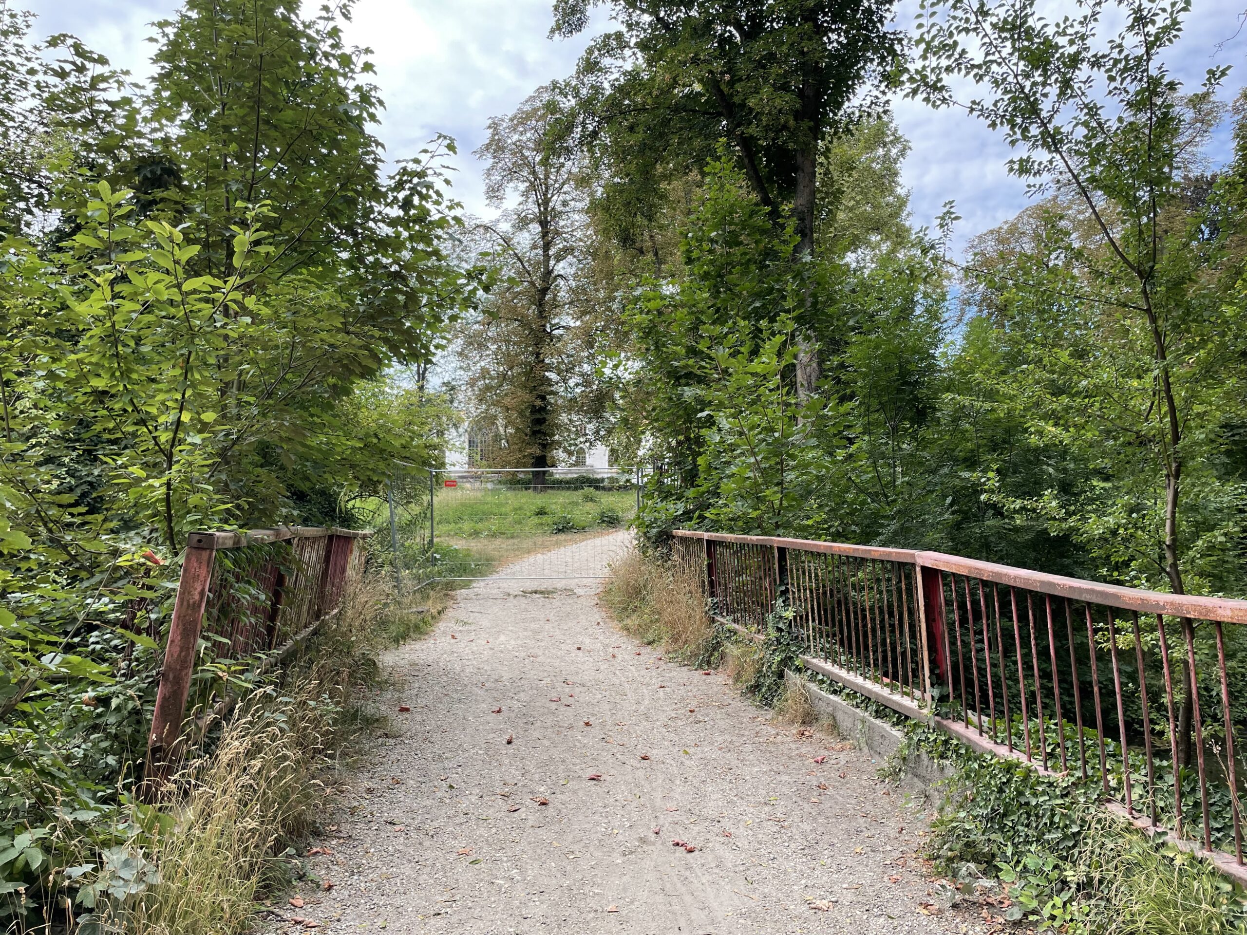 Uzavretý park v Rusovciach