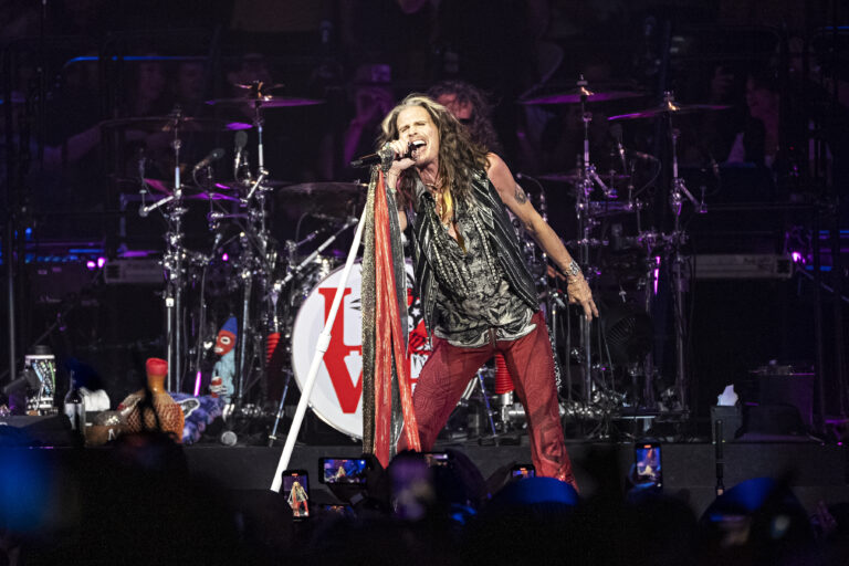 Skupina Aerosmith končí s koncertovaním, Steven Tyler má poškodené hlasivky