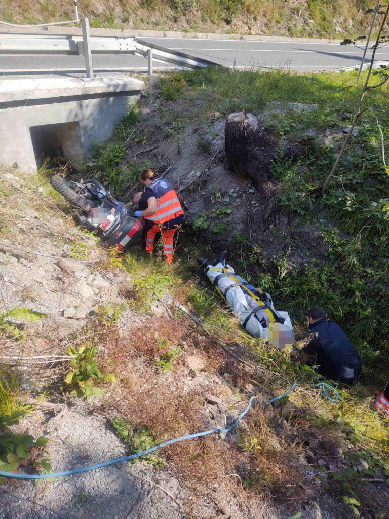 Motorkár na Donovaloch skončil pod cestou, pomáhali aj horskí záchranári