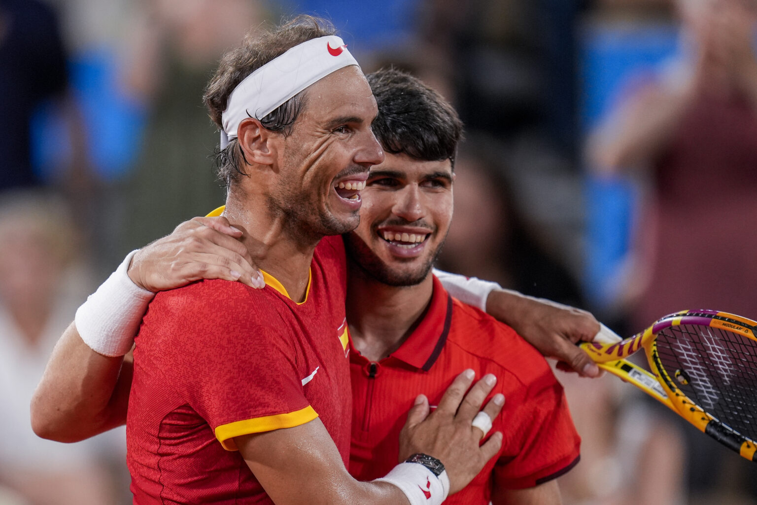 Španielski tenisti Rafael Nadal (vľavo) a Carlos Alcaraz 