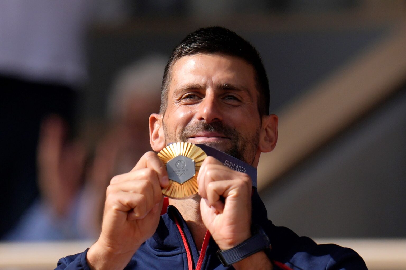 Novak Djokovič pózuje so zlatou medailou. Foto: TASR/AP