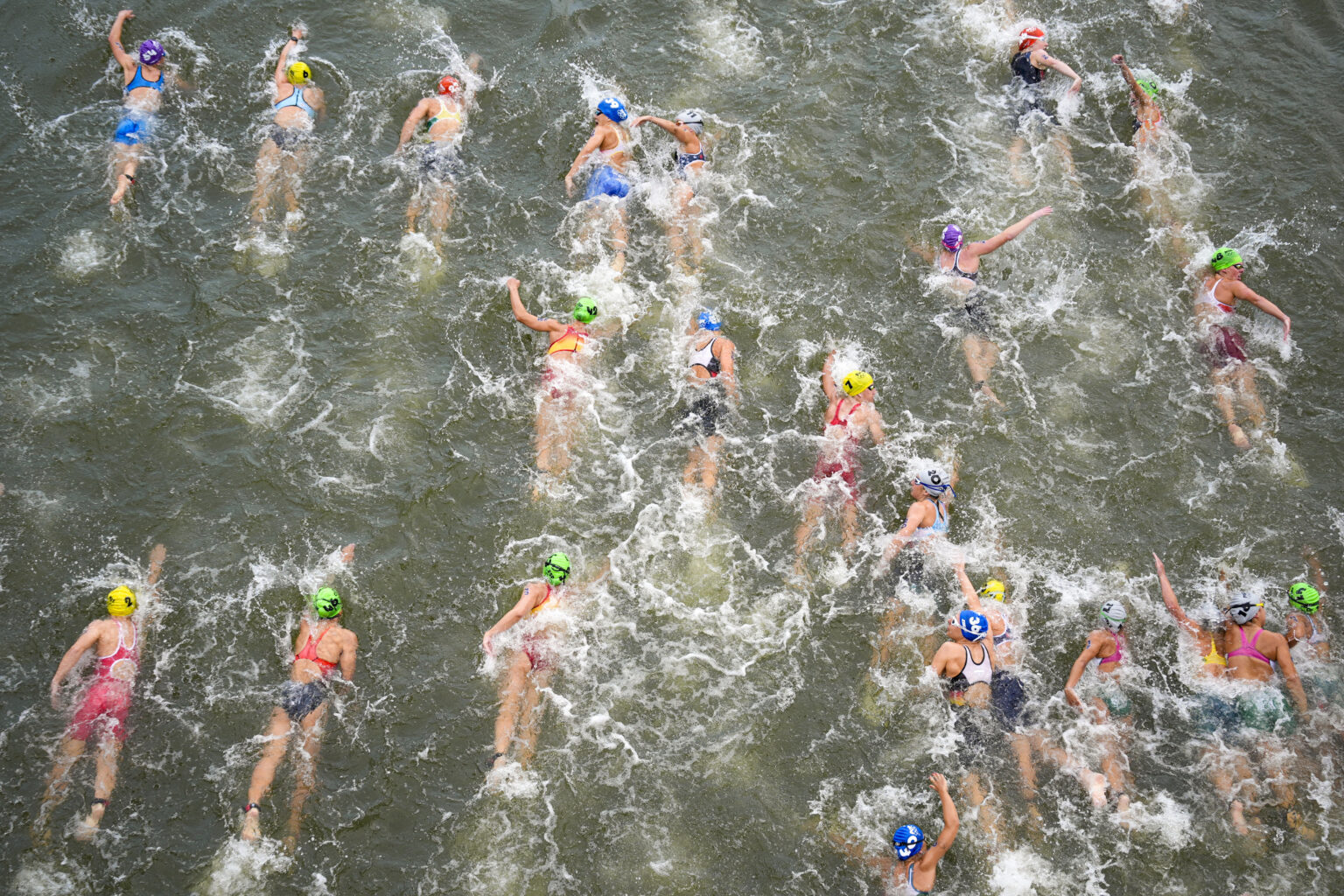 Na snímke účastníčky v plaveckej časti olympijskej súťaže v triatlone žien na XXXIII. letných olympijských hrách 2024 v Paríži 30. júla 2024. Foto: TASR/AP