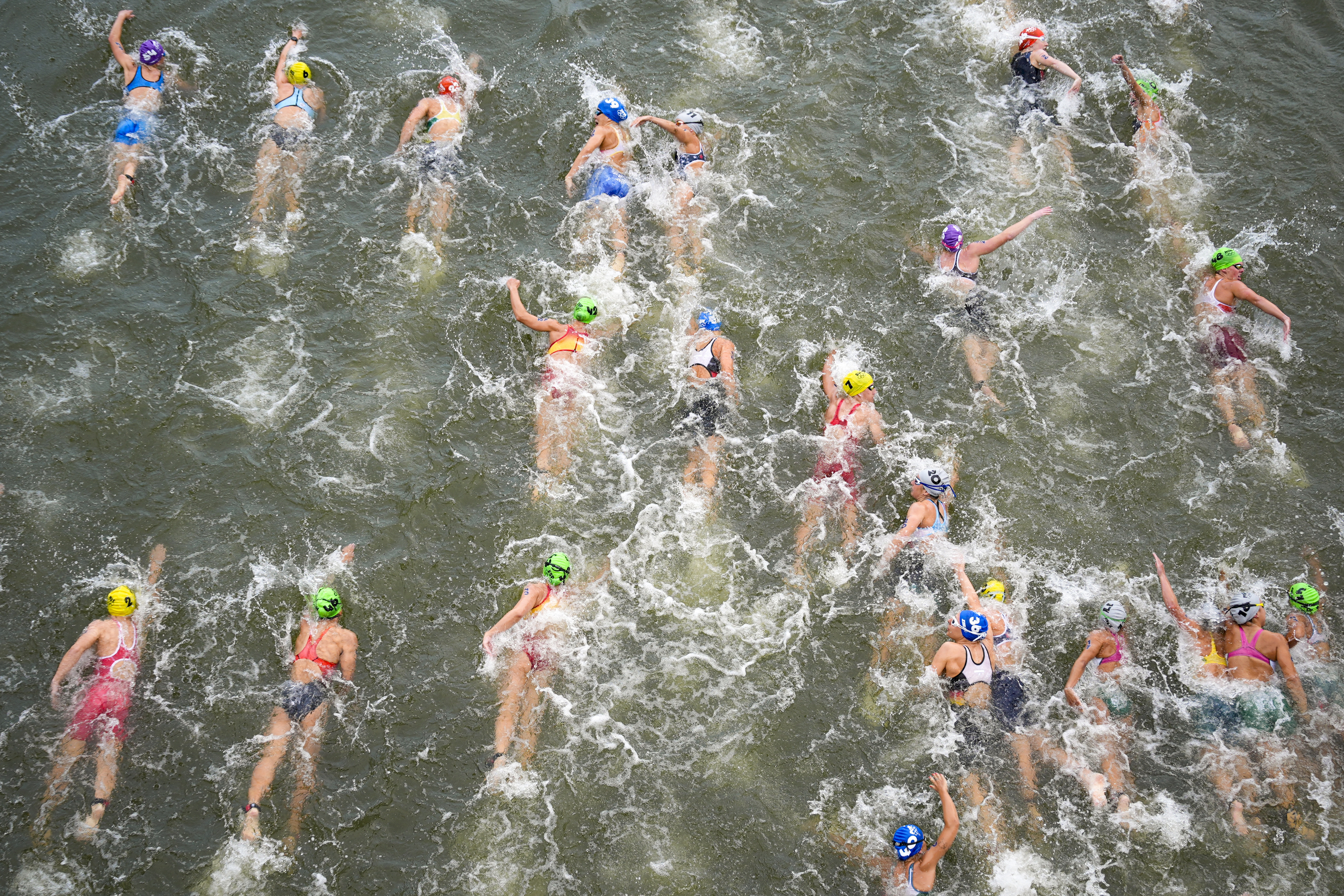 Seinu sa nepodarilo vyčistiť, ukazujú testy. Napriek tomu v nej súťažili triatlonisti