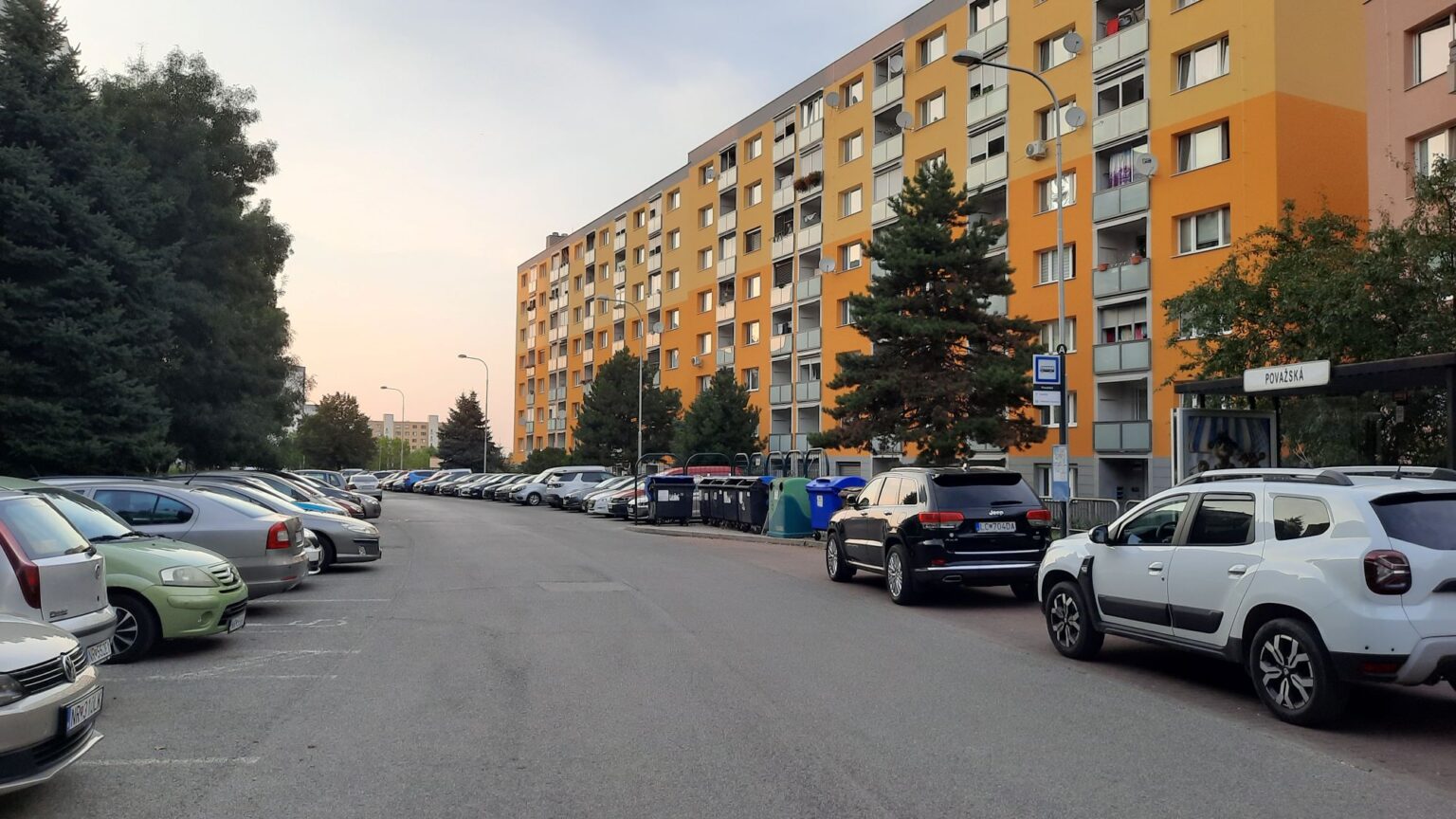 Na nitriansku sídlisku Diely motoristi pre nedostatok parkovacích miest už parkujú aj priestore zastávky MHD. Foto: Jozef Uhlárik