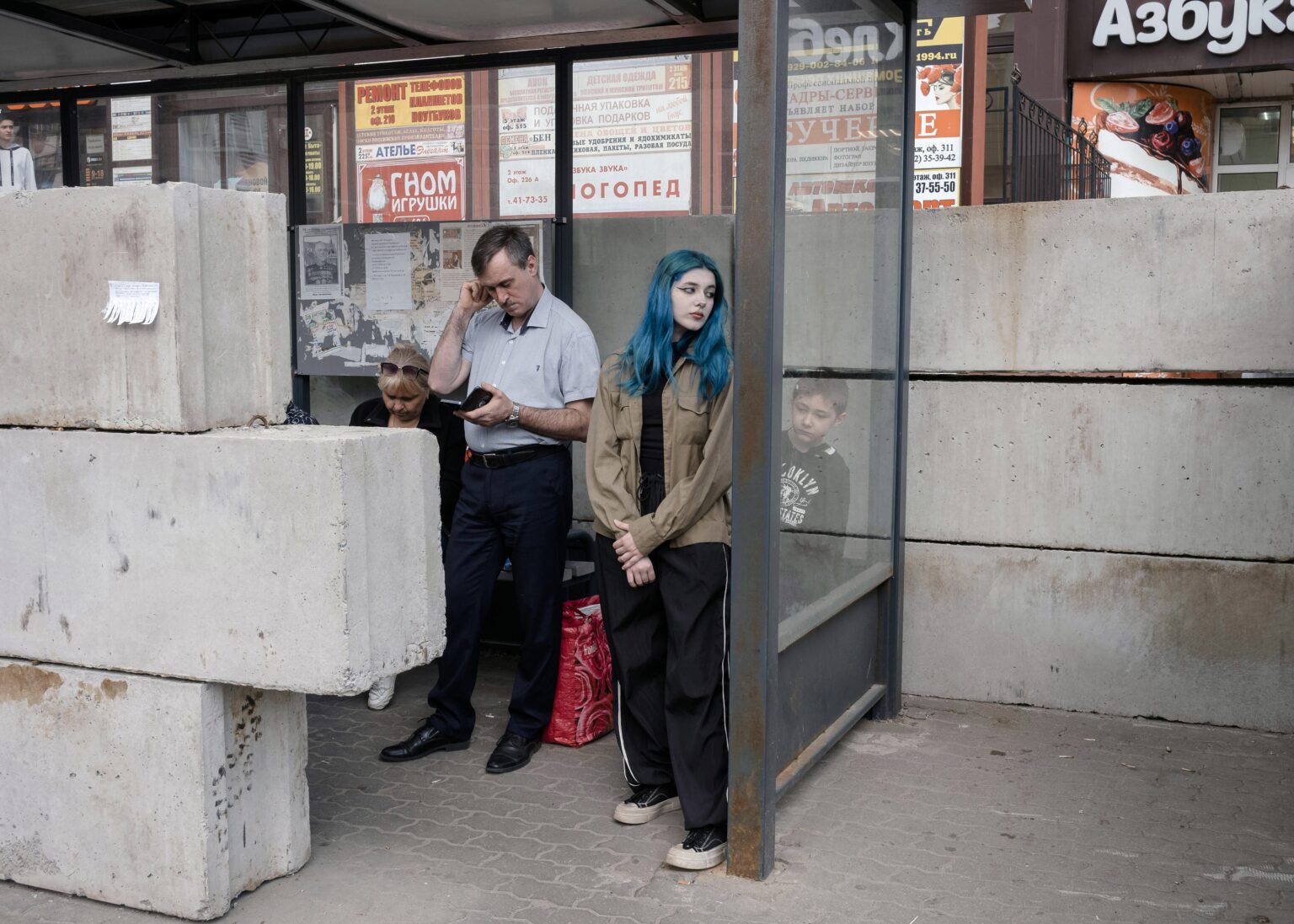 Alina, vpravo vpredu, čaká na autobusovej zastávke v ruskom Belgorode, ktorá bola opevnená na ochranu pred ostreľovaním. Foto: Nanna Heitmann/New York Times
