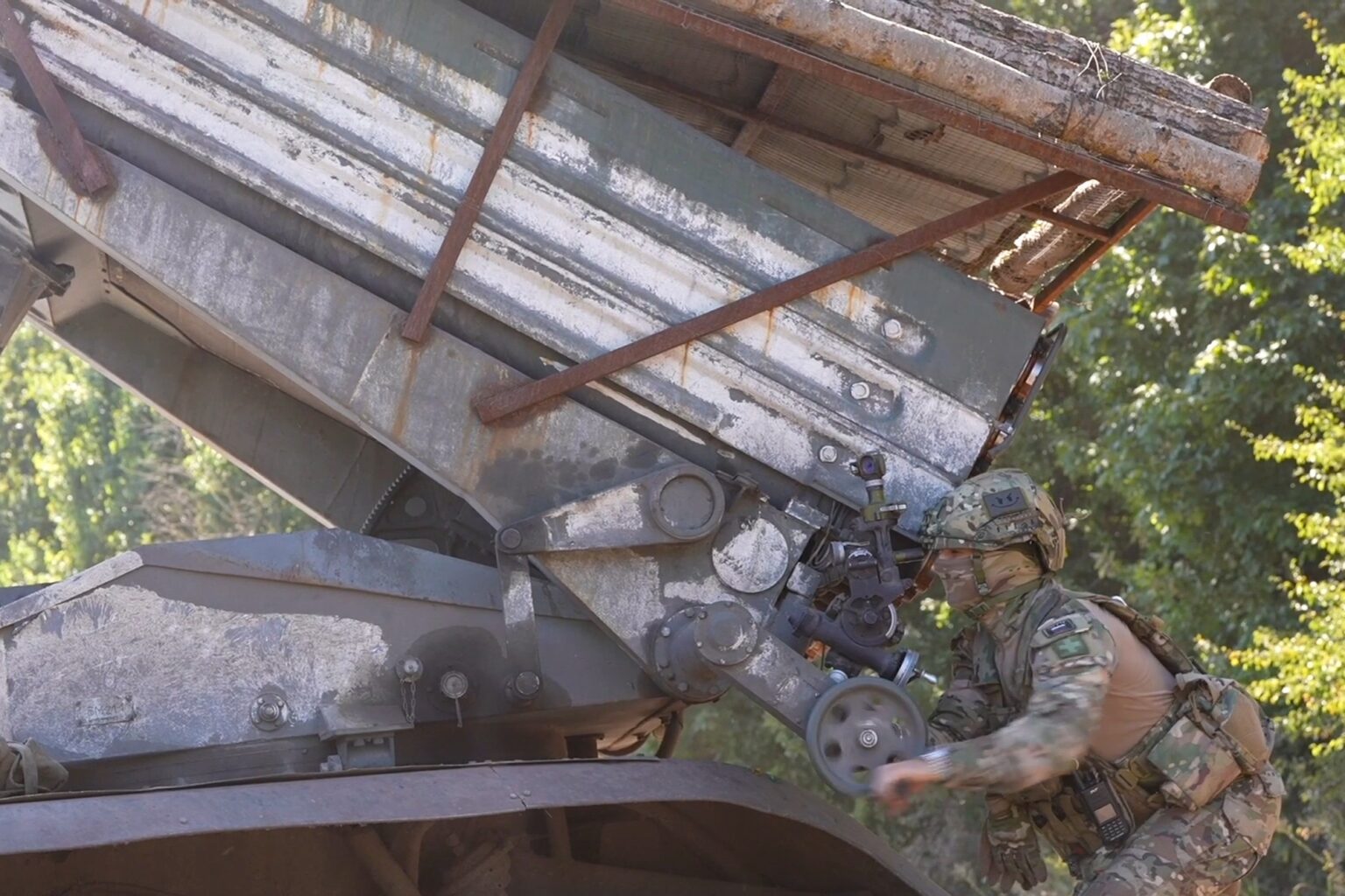 Ruský vojak mieri samohybný 122 mm raketomet Grad na pohraničnú oblasť Kurskej oblasti v Rusku. Foto: TASR/Tlačová služba ruského ministerstva obrany/AP